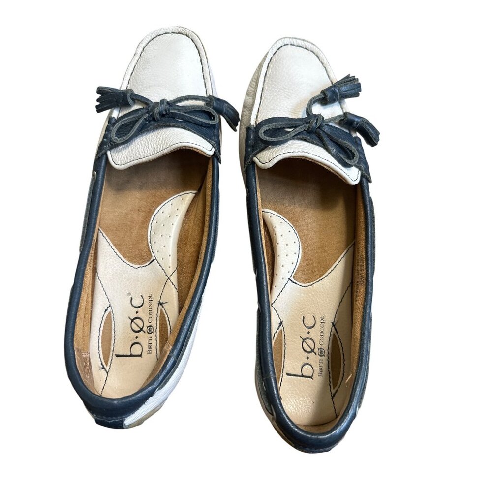 Womens B.O.C. White & Navy Leather Driving Moccasins W/ Tassels & Rubber Sole Si